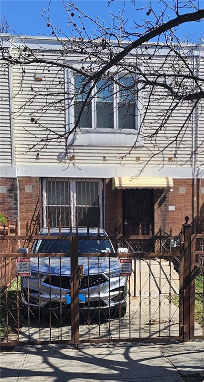 Single Family in Brownsville - Hinsdale  Brooklyn, NY 11207